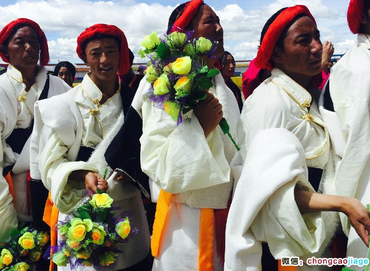 参加赛马节的藏族男人