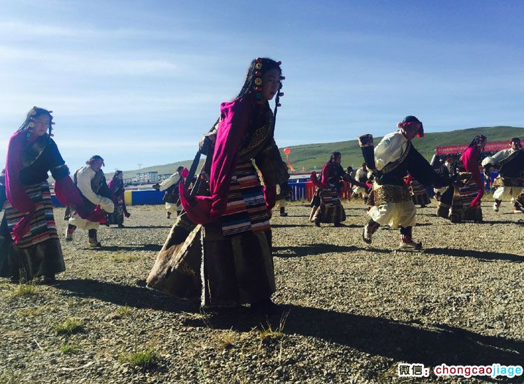 那曲赛马节上载歌载舞的藏族人们
